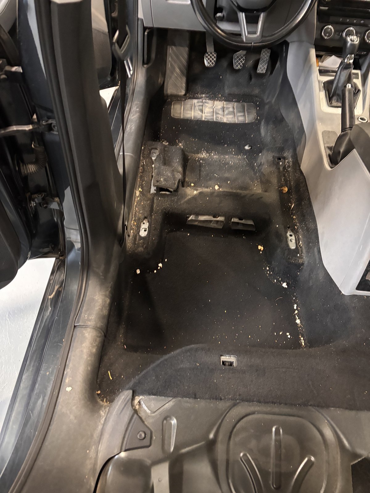 Curățare tapițerie auto București — înainte: Podea șofer · mochetă și pedale