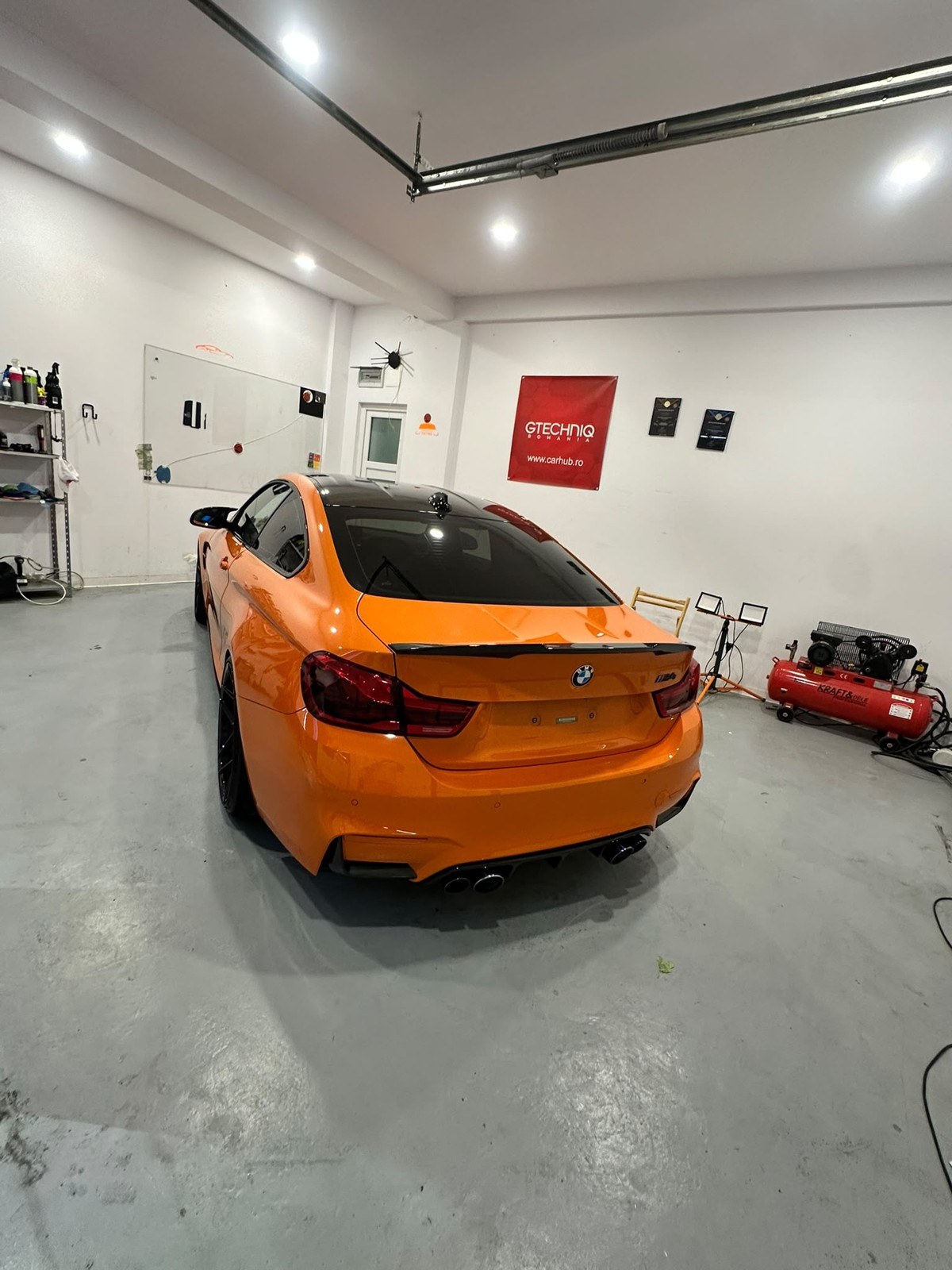 Detailing auto București — BMW M4 Fire Orange · lateral