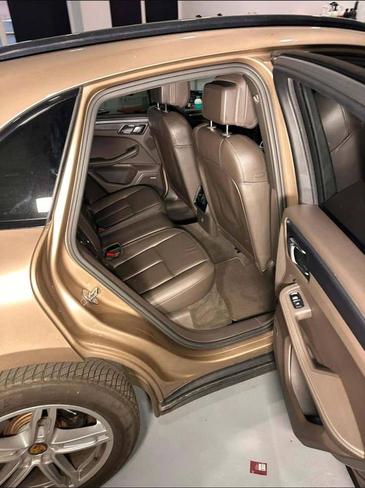 Detailing interior auto București — rezultat: Porsche Macan · interior piele